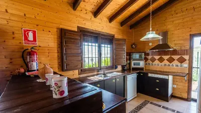Una cocina o zona de cocina en Casita de Madera Ardales by Ruralidays