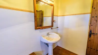 Un baño de Mansion Piedras Blancas Colmenar by Ruralidays