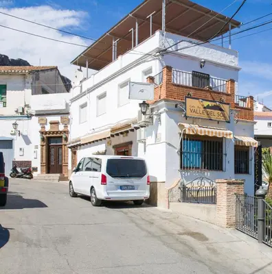 Edificio en el que se encuentra el hostal o pensión