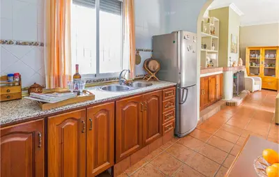 Una cocina o zona de cocina en Beautiful Home In Arahal With Wifi