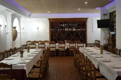 Un restaurante o sitio para comer en HOTEL DON RAMIRO