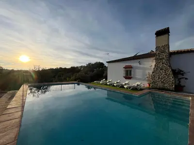 Piscina en o cerca de CORTIJO RURAL FLOR DE CAZALLA