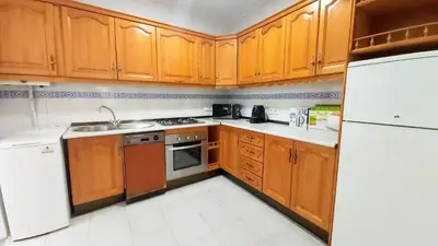 Una cocina o zona de cocina en Misterhost Santa Cruz II -Jardines de Murillo