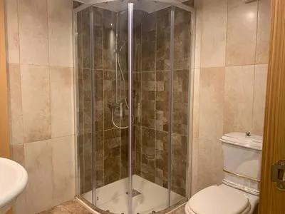 Un baño de Hostal Poeta Machado