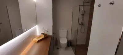 Un baño de GRUPO LIMCOTEL PERLAS dE LA AXERQUIA