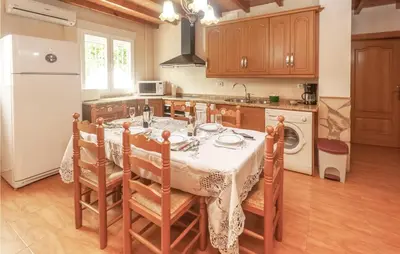 Una cocina o zona de cocina en 3 Bedroom Gorgeous Home In Montefrio