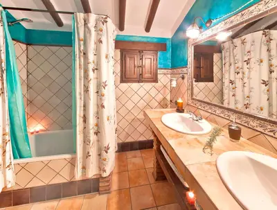 Un baño de Spacious villa with pool in Priego de Córdoba - 350 m²