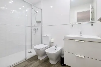 Un baño de Tejón y Marín, nuevo apartamento en casco antiguo