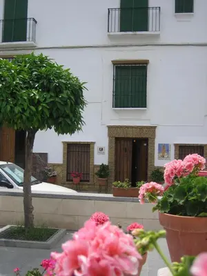 Edificio en el que se encuentra el hostal o pensión