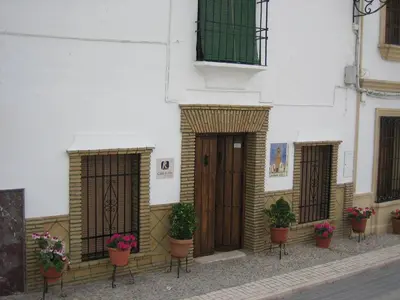 Edificio en el que se encuentra el hostal o pensión