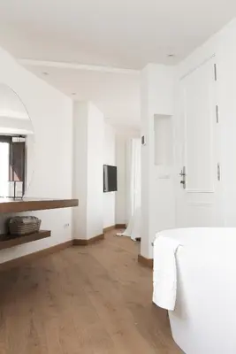 Una televisión o centro de entretenimiento en La Ermita Suites - Único Hotel Monumento de Córdoba