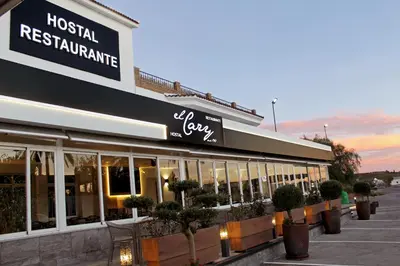 Un restaurante o sitio para comer en Hostal Restaurante el Cary