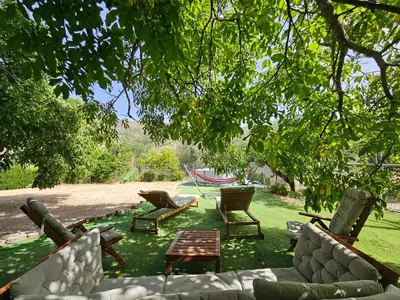Jardín al aire libre en La huerta del Castillo con su Caz de agua - Enjoy Life & Relax