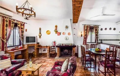 Una televisión o centro de entretenimiento en 3 Bedroom Amazing Home In Rute