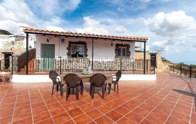 Un balcón o terraza de 3 Bedroom Beautiful Home In Antequera