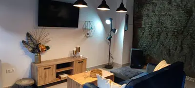 Una televisión o centro de entretenimiento en El nido de la Jabonería