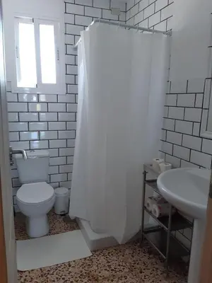 Un baño de Preciosa y confortable casa de campo con piscina y chimenea