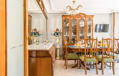 Una televisión o centro de entretenimiento en 3 Bedroom Cozy Apartment In Pegalajar