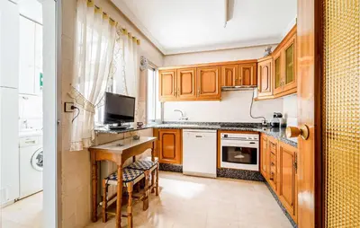 Una cocina o zona de cocina en 3 Bedroom Cozy Apartment In Pegalajar