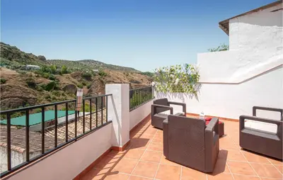 Un balcón o terraza de Awesome Apartment In Monterio With Wifi