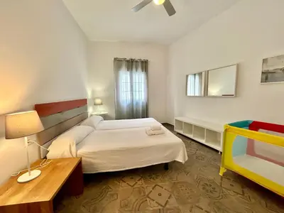 Cama o camas de una habitación en Acogedor apt 8pax 4Bdr 2Bth - CozyHomeSevilla1