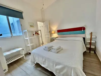 Cama o camas de una habitación en Acogedor apt 8pax 4Bdr 2Bth- CozyHomeSevilla2