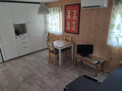 Una televisión o centro de entretenimiento en Luminoso y acogedor apartamento junto a la Macarena de Sevilla