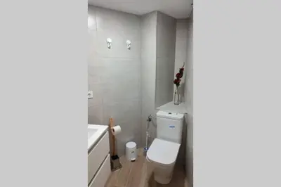 Un baño de MUY CÉNTRICO, A 8 MIN DEL AVE ANDANDO, REFORMADO.