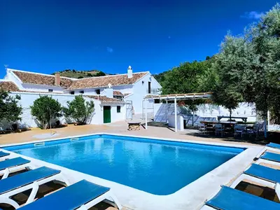 Piscina en o cerca de Cortijo Alzamigaja