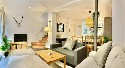 Una televisión o centro de entretenimiento en Duplex Penthouse with Terrace by TheGoodTourist
