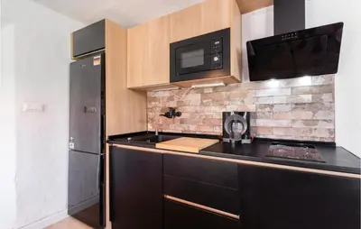Una cocina o zona de cocina en Gorgeous Home In Malaga With Wifi