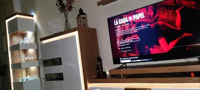 Una televisión o centro de entretenimiento en 