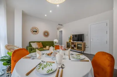 Una televisión o centro de entretenimiento en Luxurys Costasol33 Aptos 1 y 2