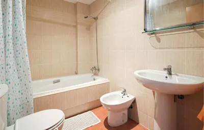 Un baño de 3 Bedroom Cozy Home In La Algaba