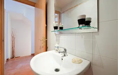 Un baño de 3 Bedroom Cozy Home In La Algaba