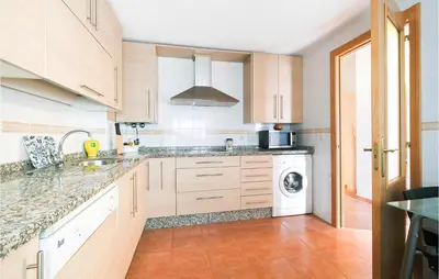 Una cocina o zona de cocina en 3 Bedroom Cozy Home In La Algaba
