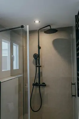 Un baño de Elegant y luminoso- 2Bd 2Bth- Center