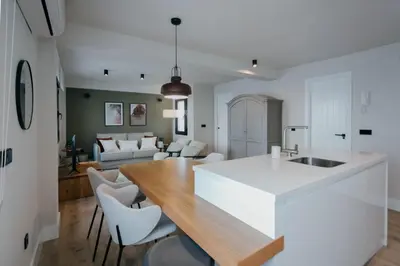 Zona de estar de Elegant y luminoso- 2Bd 2Bth- Center