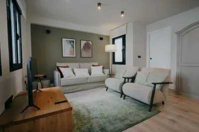 Zona de estar de Elegant y luminoso- 2Bd 2Bth- Center