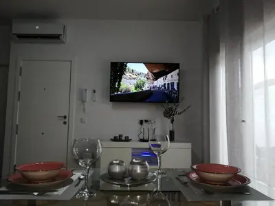 Una televisión o centro de entretenimiento en Ático CARMEN