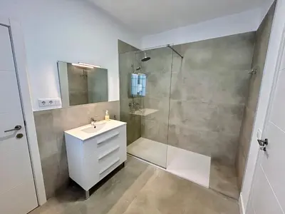 Un baño de Acogedor apt 6pax 3Bdr 2Bth - CozyHomeSevilla5