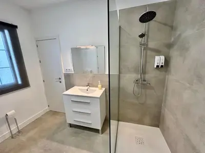 Un baño de Acogedor apt 6pax 3Bdr 2Bth - CozyHomeSevilla5