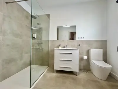 Un baño de Acogedor apt 6pax 3Bdr 2Bth - CozyHomeSevilla5