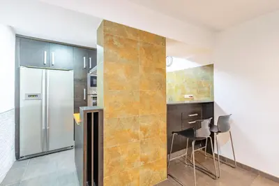 Una cocina o zona de cocina en Alhondiga Oasis Suite by Valcambre