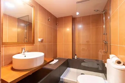 Un baño de Alhondiga Oasis Suite by Valcambre