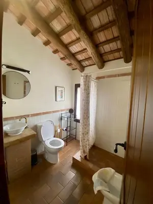 Un baño de Dúplex con piscina en centro Cazalla
