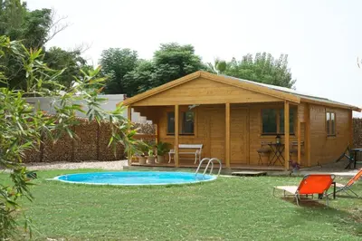 Piscina en o cerca de Hermoso Bungalow de madera