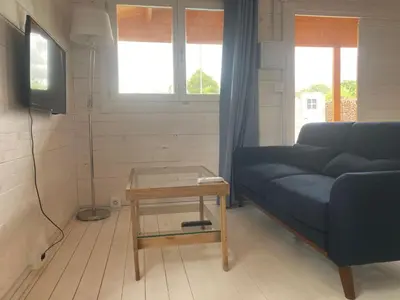 Una televisión o centro de entretenimiento en Hermoso Bungalow de madera