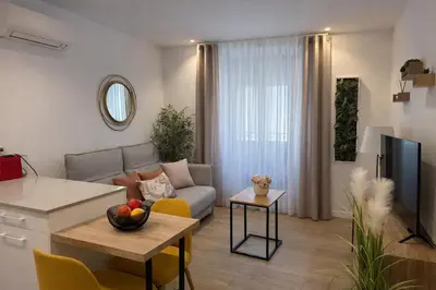 Una televisión o centro de entretenimiento en LINEROS SUITE