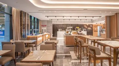 Un restaurante o sitio para comer en Hotel Giralda Center